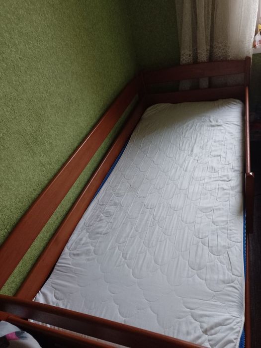 Дитяче дерев'яне ліжко з ортопедичним матрасом