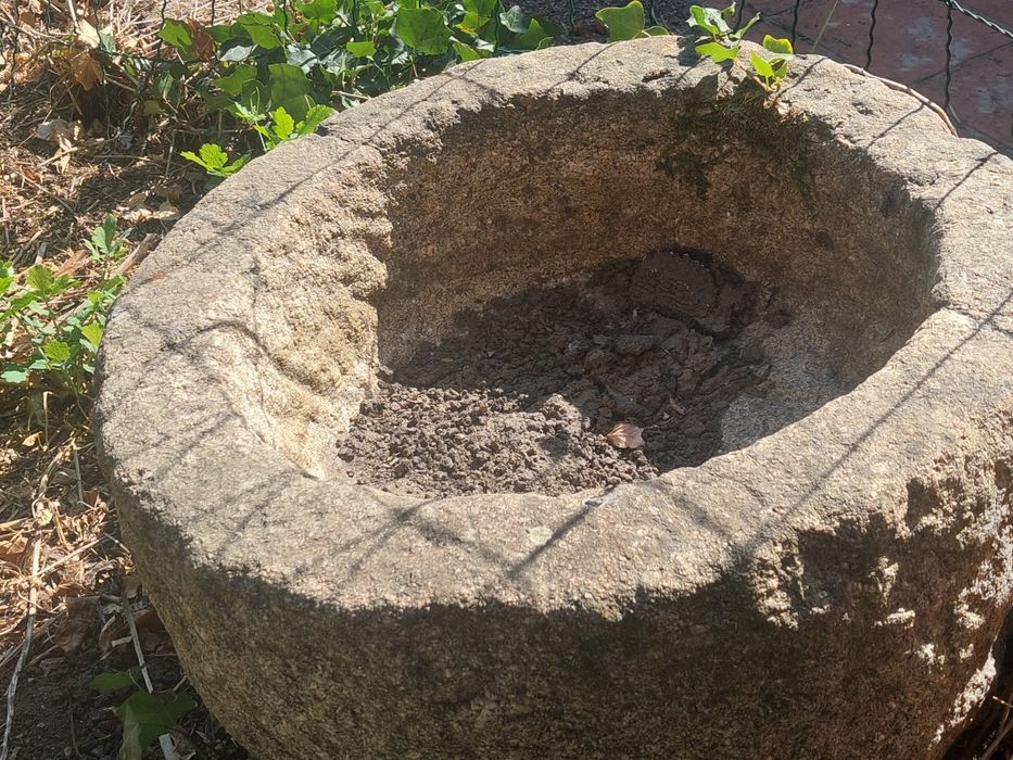 Pia/Bebedouro em pedra rústica esculpida