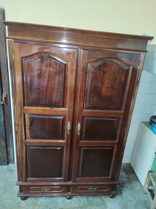 Guarda Roupa em madeira maciça