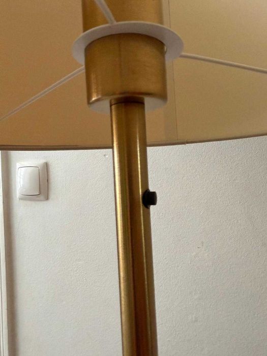 Candeeiro de pé latão Ikea com abajur bege