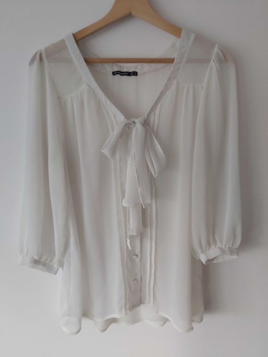 Elegancka bluzka w stylu vintage z rękawem 3/4 Guziki, dekolt V, Atmo