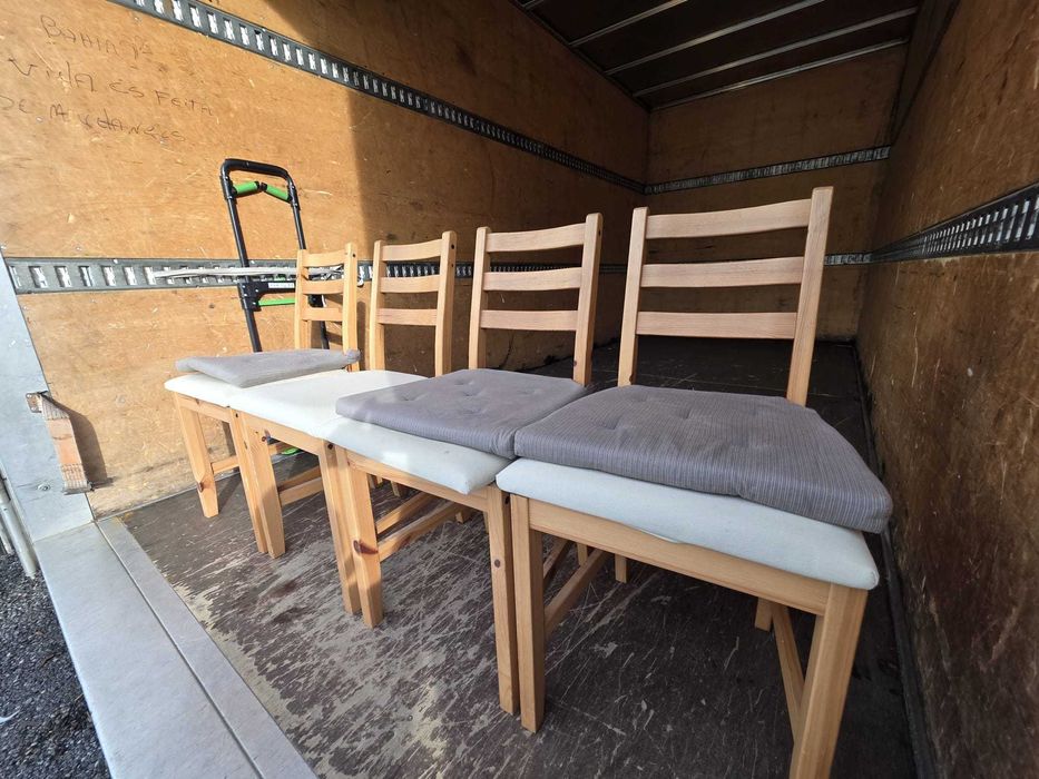 4 Cadeiras de madeira maciça com almofadas