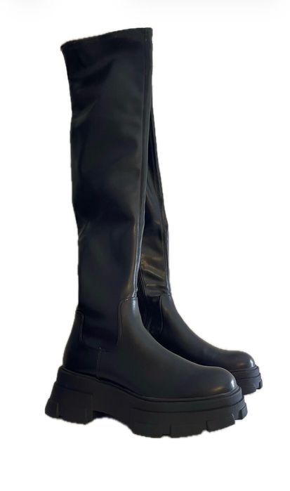 Botas Stradivarius acima do joelho (Tamanho 39) - NOVAS!