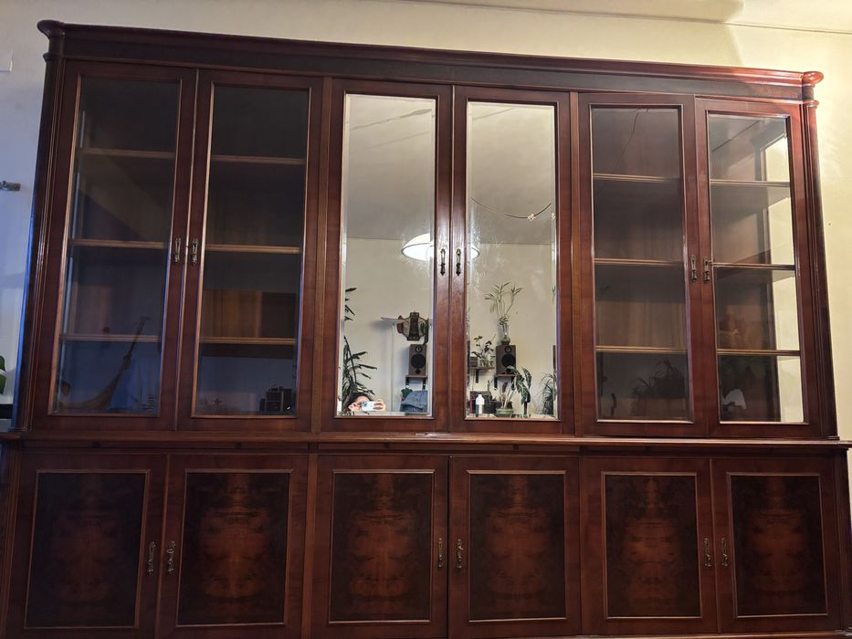 Vitrine em Madeira Maciça - Ótimo Estado