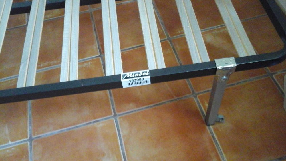 Estrado solteiro c/pés e rodas + colchão