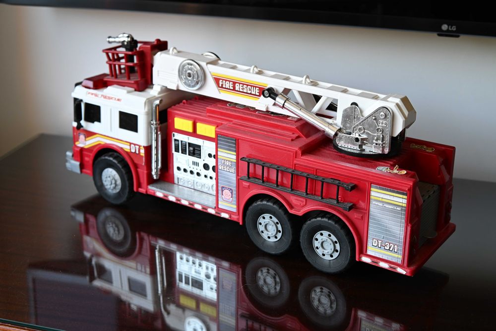 Camião bombeiros 55cm com luzes e som
