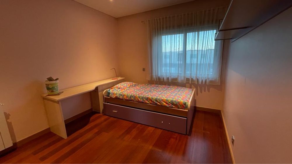 quarto solteiro com 2 camas