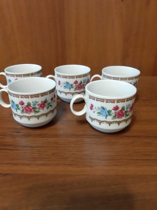 filiżanki  małe, chińskie 5 szt. + 3  talerzyki