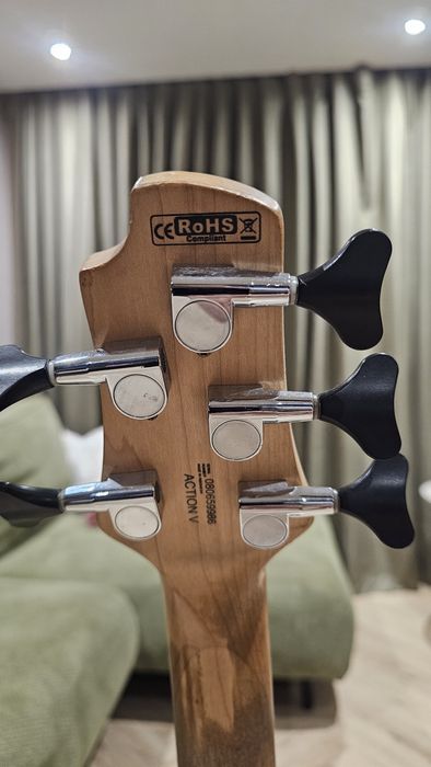 Gitara basowa CORT action V