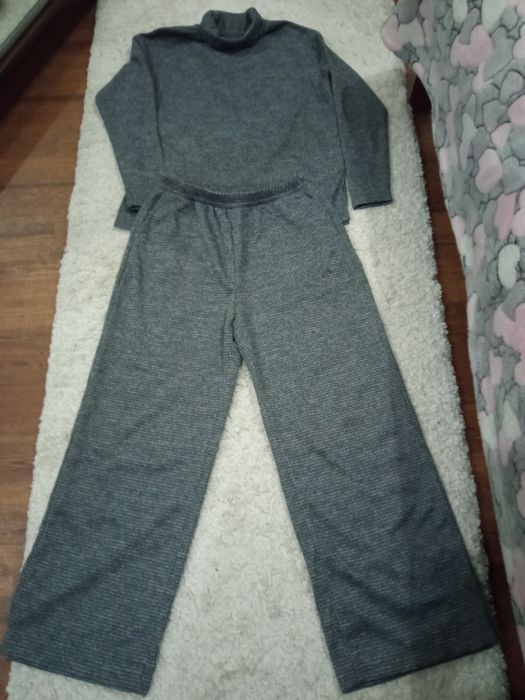 Сірий новий костюм 50р