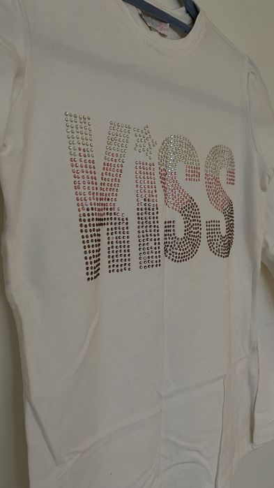 dziewczęcą lekką bluzkę z błyszczącym napisem KISS