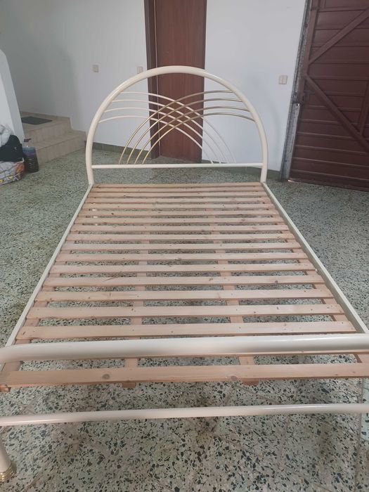 Cama de ferro estilo moderno