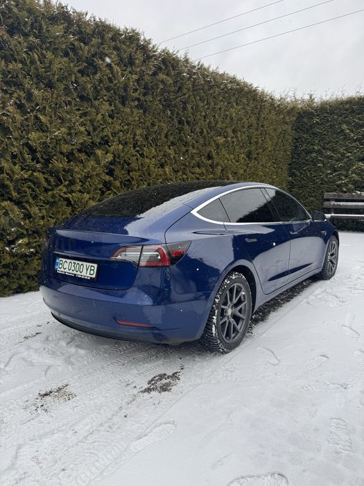 Продам власну машину Tesla Model 3