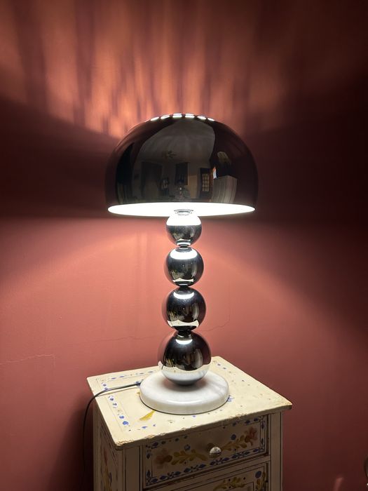 Candeeiro base mármore, esferas metalicas