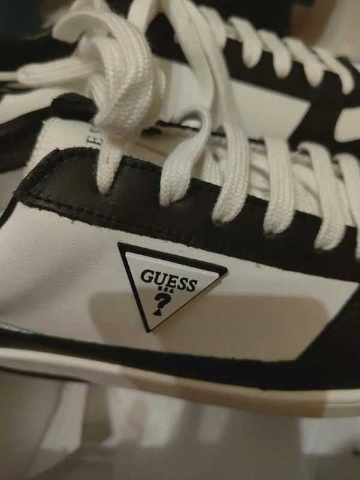 Czarno - białe sneakersy GUESS