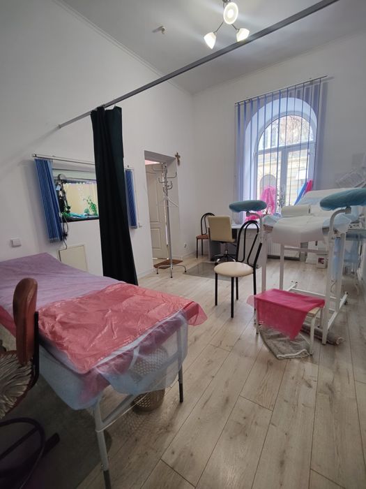 Продаж Комерція вул.Куліша Центр Фасад 3 вікна+ Двері,ц.160000 у.о