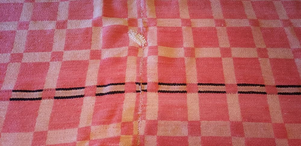 Cobertor de lã tingida.