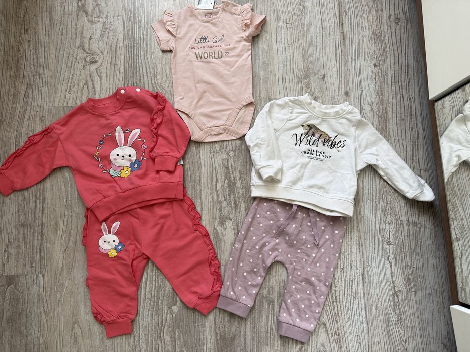 Костюмчики для дівчинки 68р.