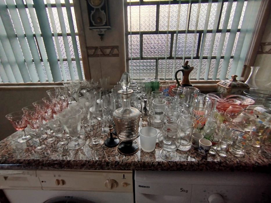 Candeeiros,  cortinados,  tapetes, loiças, biblots