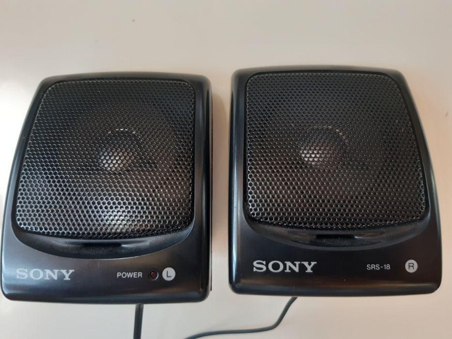 Sony SRS-18 Speakers (powered com 2 pilhas AA)