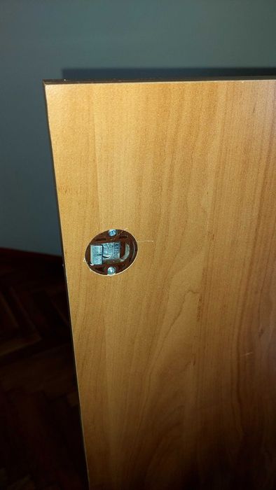 Lustro kryształowe na drewnie