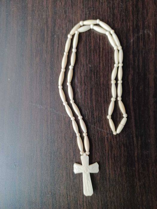Naszyjnik vintage z kości Krzyż