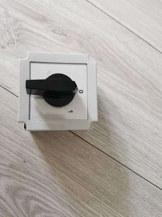 Apator 4G25 10 PK Łącznik krzywkowy 0-1 w obudowie , 3-biegunowy , 25A