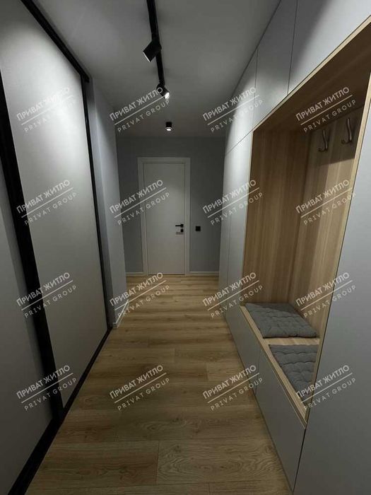 Трикімнатна квартира в сучасному будинку з дизайнерським ремонтом