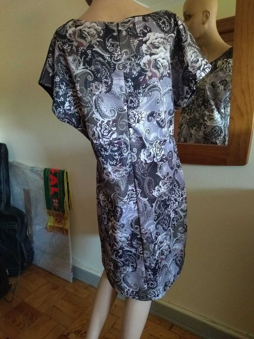 Vestido com Motivo Floral Tam. XL