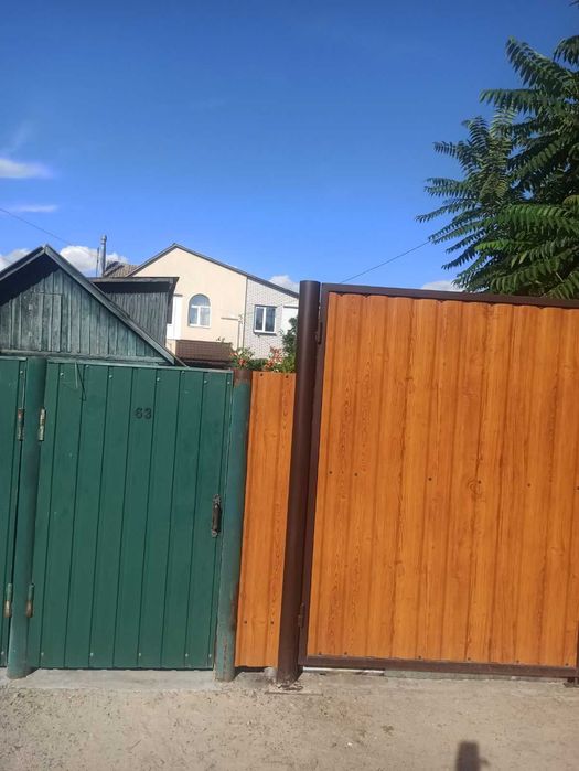 Продаж 147м будинку+будиночок для батьків з газовим опаленням.