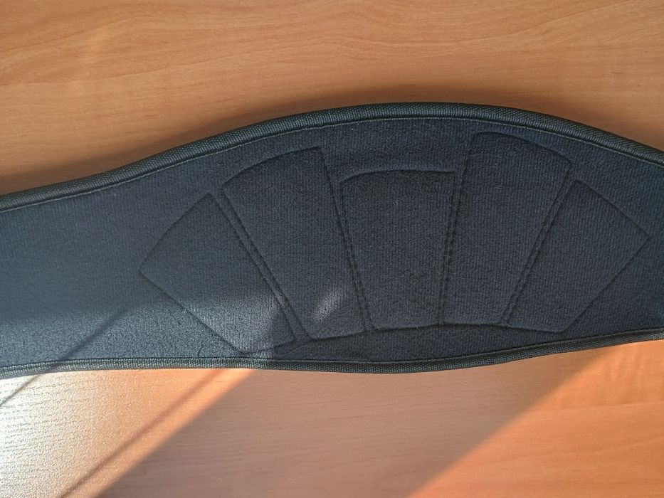 Super zestaw na siłownię: pas treningowy, 2 pary ochraniaczy.