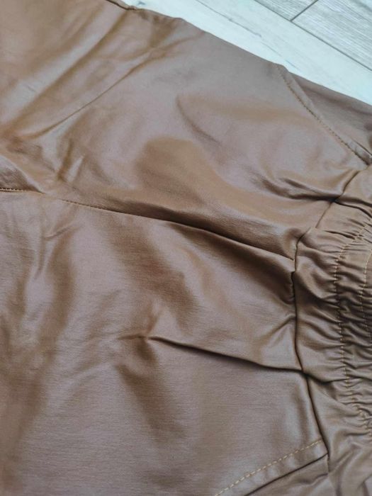 Karmelowe brązowe śliskie spodnie s 36