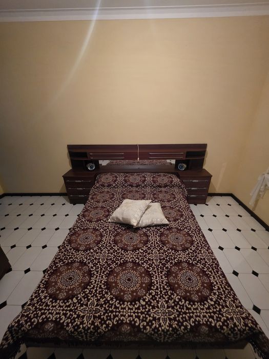 Cama com cabeceira e mesinhas