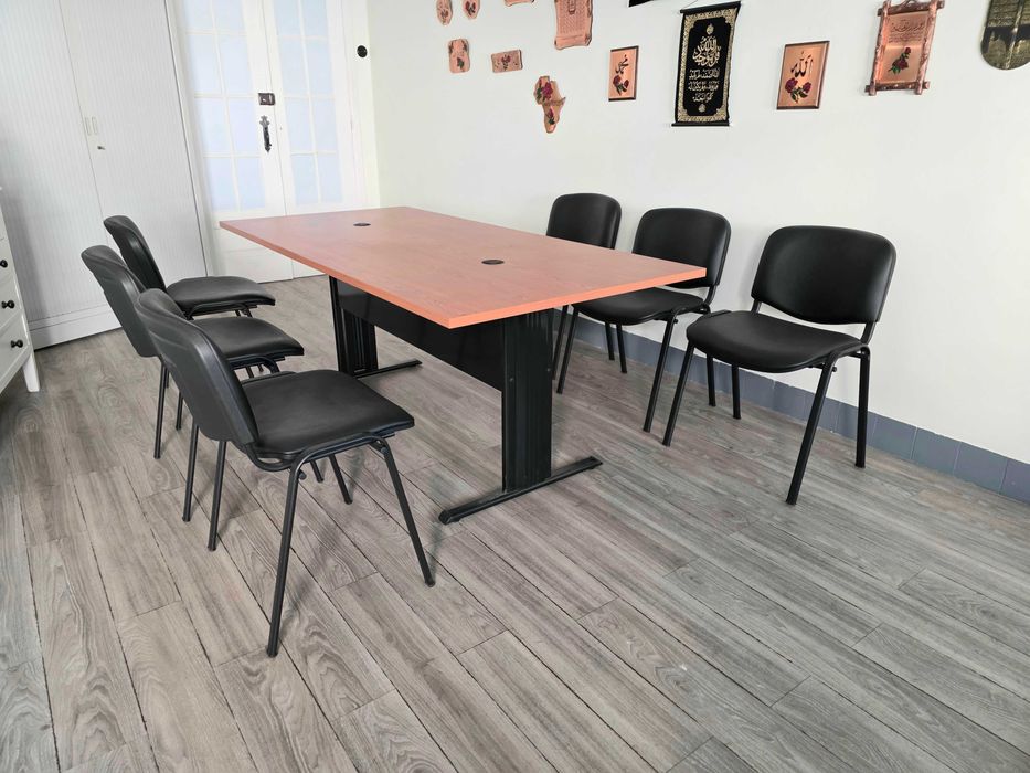 Mesa de escritório e cadeiras