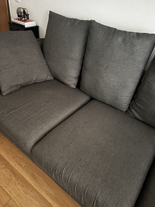 Sofá cinzento da marca Area