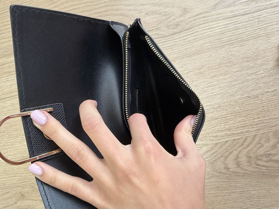 Чорний клатч зі штучноі шкіри
