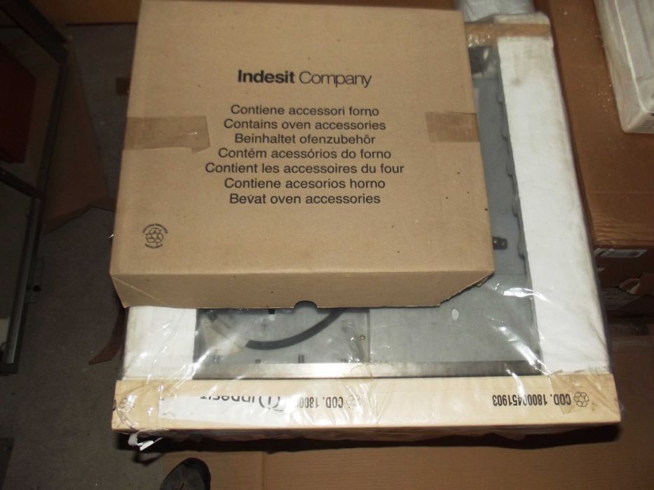 Vendo Forno Elétrico Indesit HPE 20.B IX IB -Artigo de Exposição.