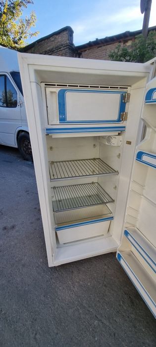 доставка простеньк й працюючий холодильник 130см висота з морозилкою в середині