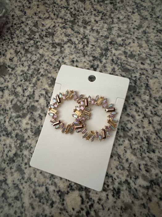 Brincos novos dourados e outras cores