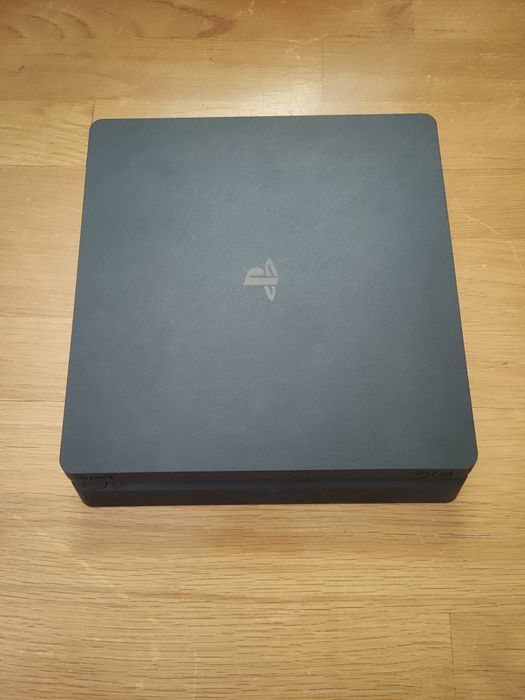 PS4 com jogos e cabos