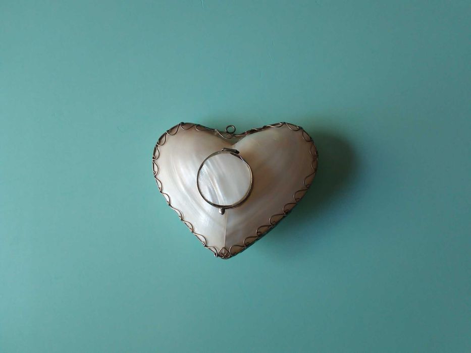 Caixa em madrepérola, em forma de coração, com argola para pendurar