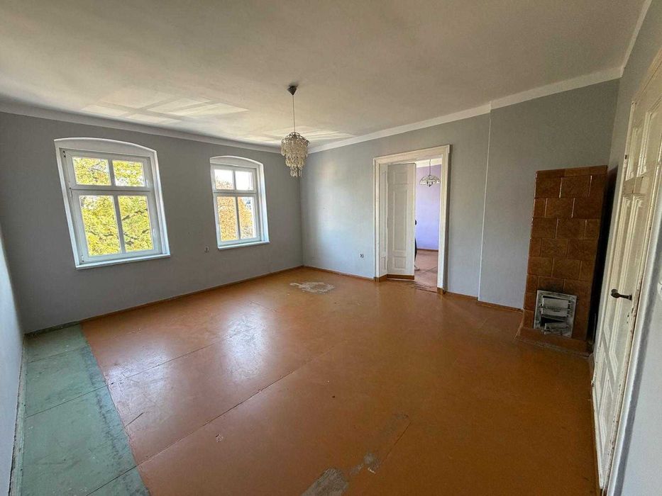 109,01 m2, 3 pokoje w kamienicy, blisko PKP – 2 duże piwnice, strych + komórka
