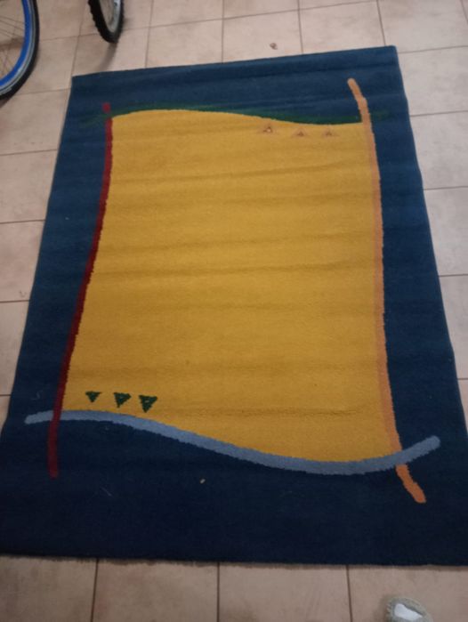 Carpete amarela e azul