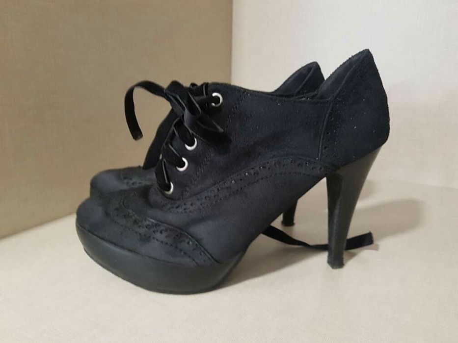 Vendo botins pretos XTI