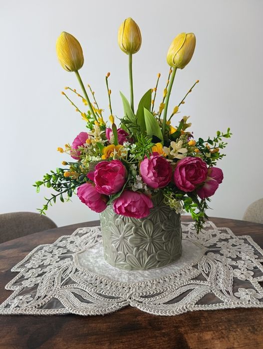 Unikalny Stroik w Ceramicznej Donicy -Tulipany i Piwonie (Handmade).

Kompozycja kwiatowa