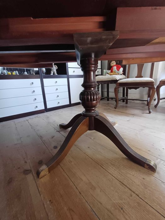 Conjunto mesa e cadeiras mogno