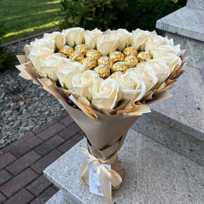 Prezent na 18 urodziny. Bukiet serce Ferrero Rocher i róże mydlane