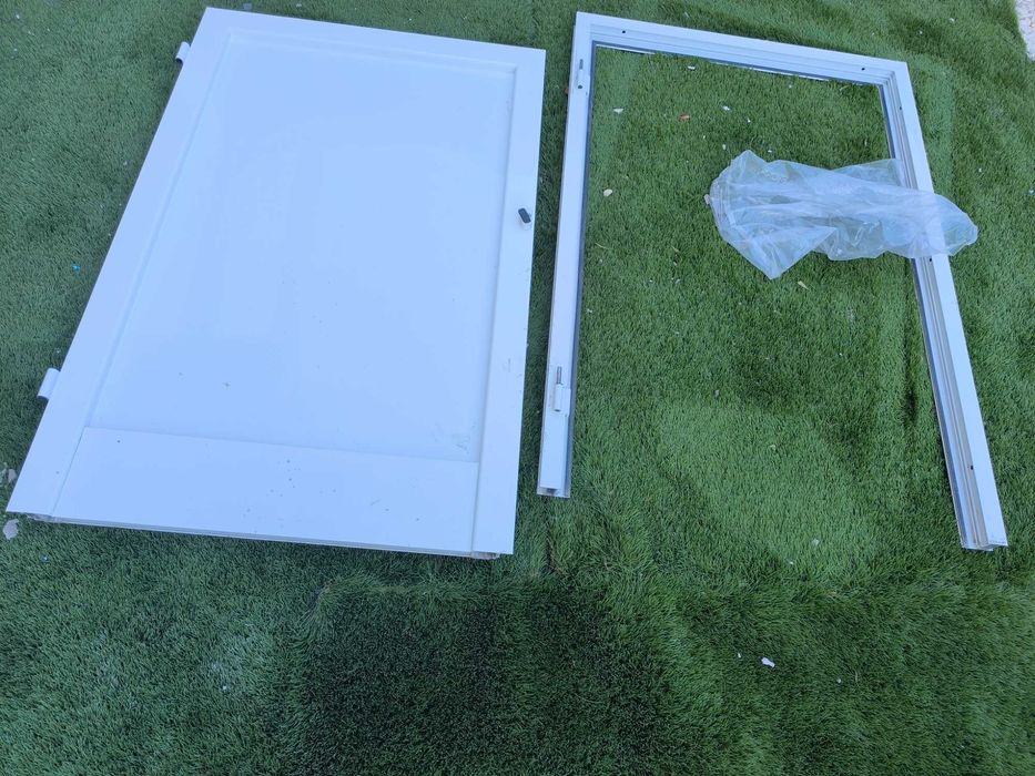 Porta Branca com Aro de Fixação e Parafusos – 75x109cm: como nova