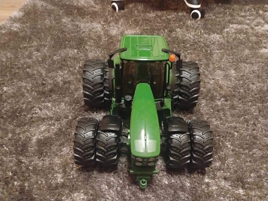 Traktor John Deere marki Bruder
