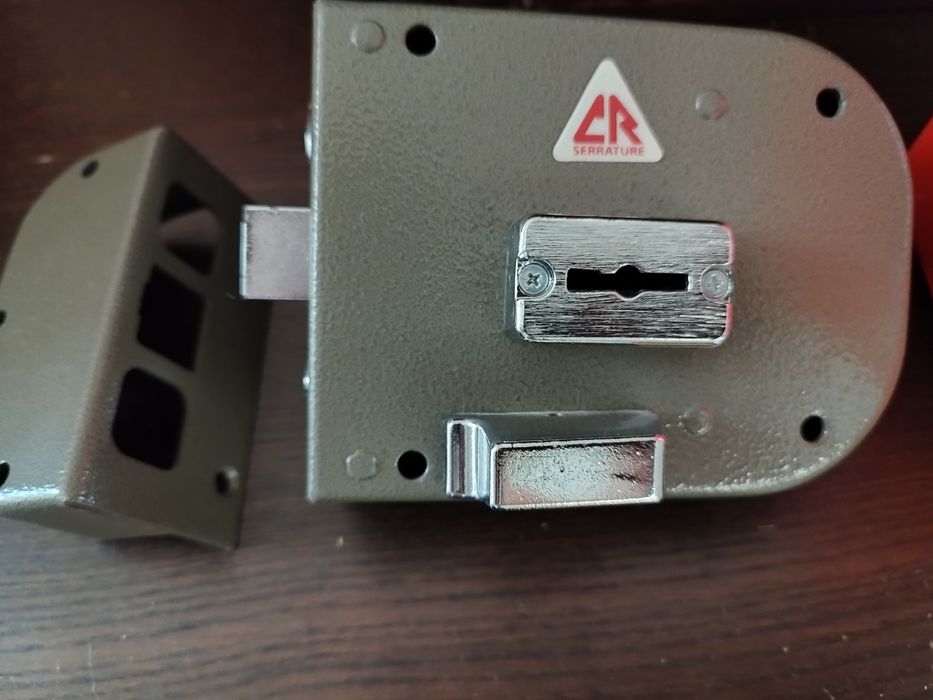 Fechadura de 4 trancas nova